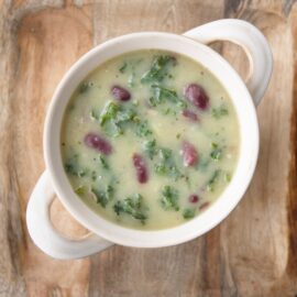 Caldo verde com carne seca bicho e planta