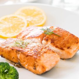 Salmão frito com brócolis receita