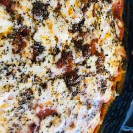 Pizza low carb de couve-flor e mucarela
