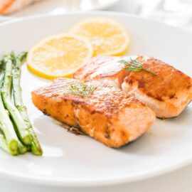 Salmão assado com limão dieta carnívora